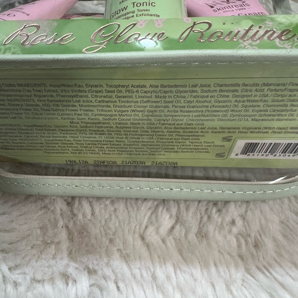 PIXI - Rose Glow Routine! -in a limited-edition travel bag - Picture 4 of 4
